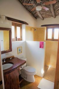 ein Bad mit einem WC, einem Waschbecken und einer Dusche in der Unterkunft El Pedregal - Hotel en la Naturaleza in Álamos