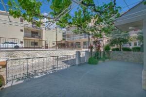an empty walkway in front of a building at Apartment Anica in Omiš