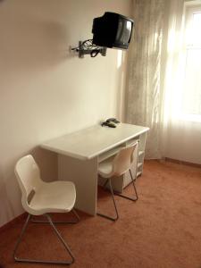 TV in/ali zabaviščno središče v nastanitvi Hotel Saloon