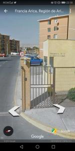 una imagen de una cerca en una calle de la ciudad en Grato Departamento frente a la playa, con Jacuzzi en Arica