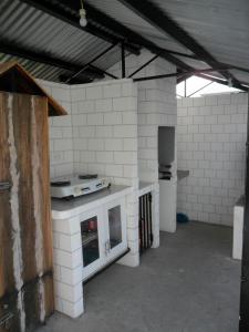 uma garagem com um fogão e um forno em Jasmin's Room Rental em Moalboal