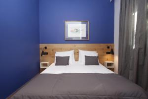een blauwe slaapkamer met een groot bed met blauwe muren bij Rooms Alla Beccaccia in Fažana +37 foto's