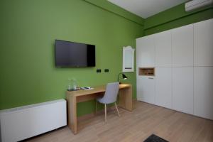 A television and/or entertainment centre at Rooms Alla Beccaccia