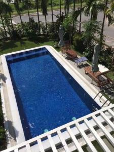 een uitzicht over een blauw zwembad met 2 stoelen bij Riverside Villa Homestay in Da Nang