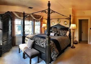 Tempat tidur dalam kamar di The Inn on Knowles Hill Bed & Breakfast Hotel