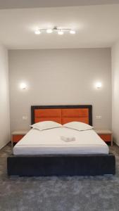 Postel nebo postele na pokoji v ubytování Orange House Constanta