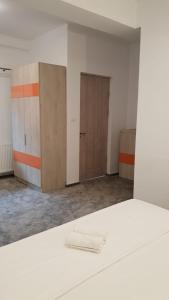 Postel nebo postele na pokoji v ubytování Orange House Constanta