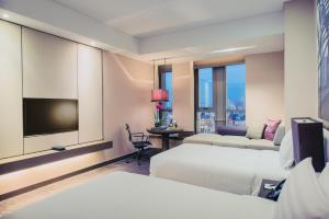 سرير أو أسرّة في غرفة في Pan Pacific Tianjin