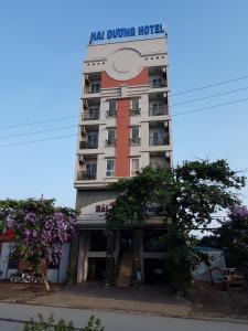 wysoki budynek z znakiem na górze w obiekcie Hai Duong Hotel w mieście Hòa Bình