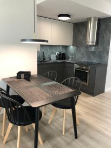 Kuchyň nebo kuchyňský kout v ubytování Apartament Komfortowy z klimatyzacja Plazowa 6