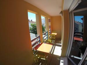 einen Balkon mit Stühlen und einem Tisch auf dem Balkon in der Unterkunft Les pieds dans l'eau in Arcachon