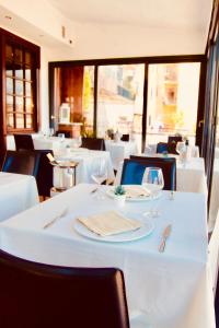 una mesa blanca con un plato de comida. en Hotel Ristorante Garibaldi, en Frosinone