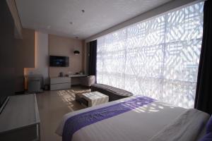 Postel nebo postele na pokoji v ubytování Forriz Hotel Yogyakarta