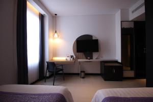 Postel nebo postele na pokoji v ubytování Forriz Hotel Yogyakarta