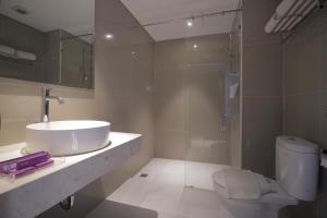 Koupelna v ubytování Forriz Hotel Yogyakarta