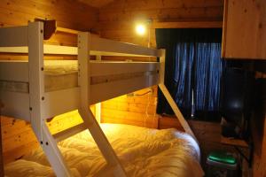 um quarto com um beliche num camarote em Chalet Dennerust - The Original em Durbuy