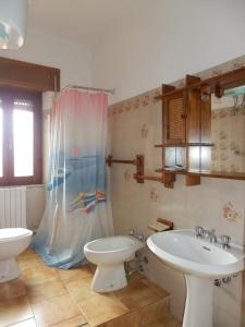 オルゴーゾロにあるSa 'E Janaのバスルーム(洗面台、トイレ付)