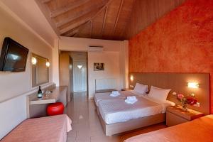 1 dormitorio con 1 cama y TV en una habitación en Giovanni Mare, en Kourouta