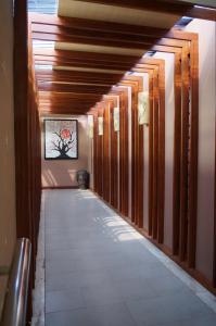 井里汶的住宿－HOTEL ASRI CIREBON，走廊,带有木墙和走廊的建筑