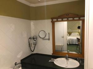 uma casa de banho com um lavatório e um espelho em Marina de Campios em Comillas