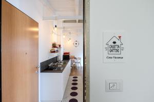 A kitchen or kitchenette at Casetta Gattini