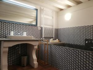 A bathroom at Podere L'Olmaia