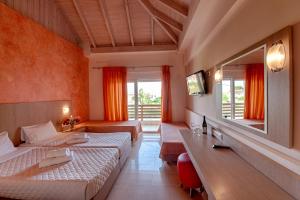 Habitación de hotel con 2 camas y espejo en Giovanni Mare, en Kourouta