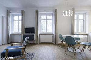 Televízia a/alebo spoločenská miestnosť v ubytovaní Stylowy 2-pokojowy apartament 5 min. od Rynku