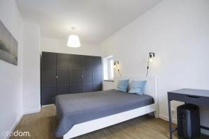 una piccola camera con letto e scrivania di Stylowy 2-pokojowy apartament 5 min. od Rynku a Breslavia