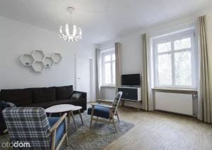sala de estar con sofá y mesa en Stylowy 2-pokojowy apartament 5 min. od Rynku, en Wroclaw