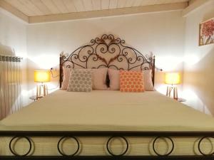 1 dormitorio con 1 cama grande y 2 lámparas en Podere L'Olmaia, en Marsiliana