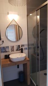 une salle de bain avec un lavabo, un miroir et une douche dans l'établissement Apartament z tarasem na dachu B22, à Rowy 16 autres photos