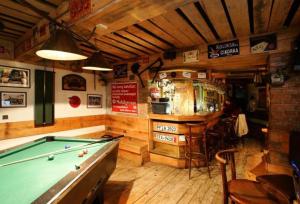 Miza za biljard v nastanitvi Hotel Saloon