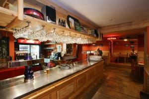 Salon oz. bar v nastanitvi Hotel Saloon