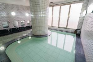uma piscina numa casa de banho com uma coluna em Angel Resort Yuzawa em Yuzawa