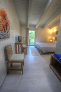 a bedroom with a bed and a desk with a computer at La casa di Pier in Olbia