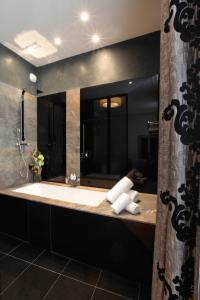 
A bathroom at La Cour des Consuls Hotel and Spa Toulouse - MGallery

