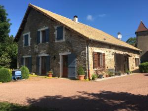 una vecchia casa in pietra con un vialetto davanti di La Chambre des Buissonnats a Martailly-lès-Brancion