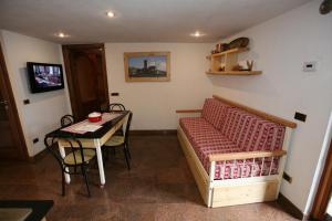 Kleines Zimmer mit einem Bett und einem Tisch in der Unterkunft SUITE DEL VILLAGGIO in Aosta