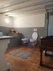 A bathroom at Podere L'Olmaia