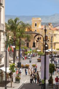 Un gruppo di persone che camminano per una strada cittadina di Palazzo Starace a Sorrento