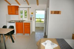 A kitchen or kitchenette at Cavos Beach House