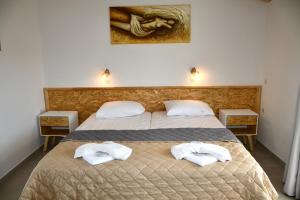 A bed or beds in a room at Cavos Beach House