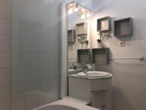 Un baño con lavabo y ducha en La terrasse honfleuraise, en Honfleur 9 fotos más