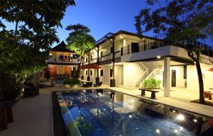 Bazén v ubytování Surintra Boutique Resort nebo v jeho okolí