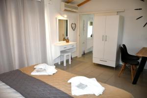 A bed or beds in a room at Cavos Beach House