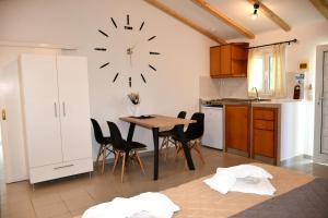 A kitchen or kitchenette at Cavos Beach House