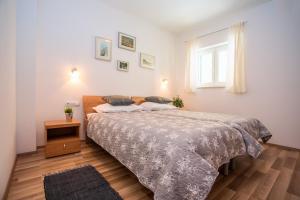 Posteľ alebo postele v izbe v ubytovaní VILLA MASLINA, with private 32m2Pool, panoramic views on 100km coastline, 12 pax
