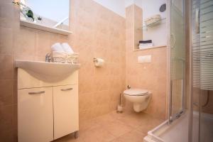 Kúpeľňa v ubytovaní VILLA MASLINA, with private 32m2Pool, panoramic views on 100km coastline, 12 pax