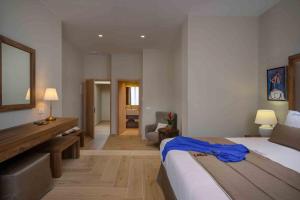 Habitación de hotel con cama y escritorio en Minaret Suites and Apartments, en La Canea